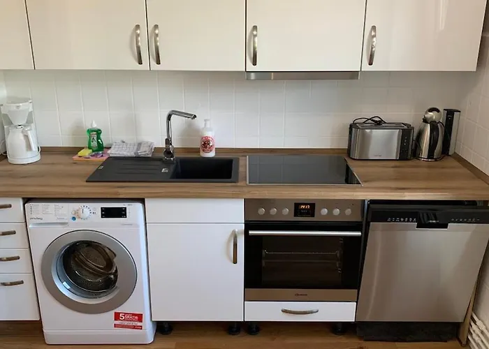 Moeblierte In Fuer Bis Zu 8 Personen شقة *